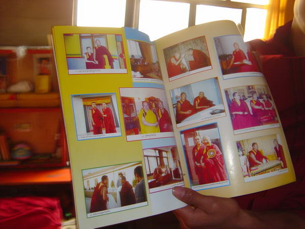 (格尔迪寺:给我们展示他们刚发的教材,全部是英文和藏文的)